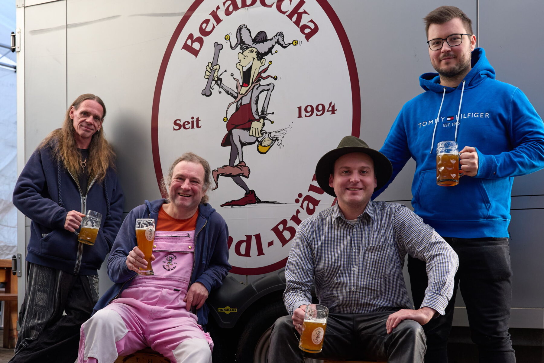 Team mit Bier von Berabecka Boandl-Bräu Brauerei und Bräustüberl